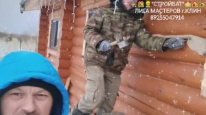 НАРУЖНАЯ КОНОПАТКА СРУБА ЗИМОЙ 🏠 КАЧЕСТВЕННАЯ КОНОПАТКА УМЕНЬШАЕТ ТЕПЛОПОТЕРИ В ДЕРЕВЯННОМ ДОМЕ 🏡