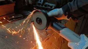 в работе электрическая углошлифовальная машина УШМВ-125/1700Э Интерскол