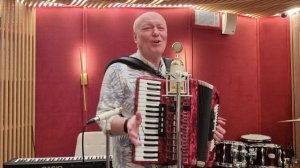 Эту песню лучше не включать)))Будете петь весь день. Для счастья!