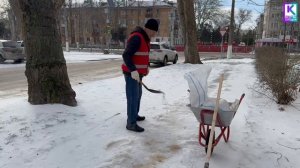 Более 200 человек борются с гололёдом в Керчи