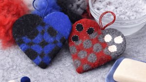 Плетение и валяние мокрым способом на примере кармашка-сердечка