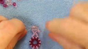 Как сделать браслет из плетеных двойных и шелковистых бусин — летний вариант.