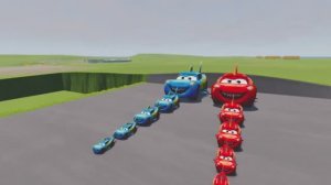 БОЛЬШИЕ и МАЛЕНЬКИЕ: Красный‑синий Молния Маккуин с ШИПАМИ vs Паровозик Томас!