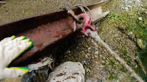 Рельса с пляжа.Железная речка выручает двумя рельсами и прутом с хомутом