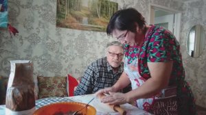 Лепим Пельмени. День первый. Муж нервничает