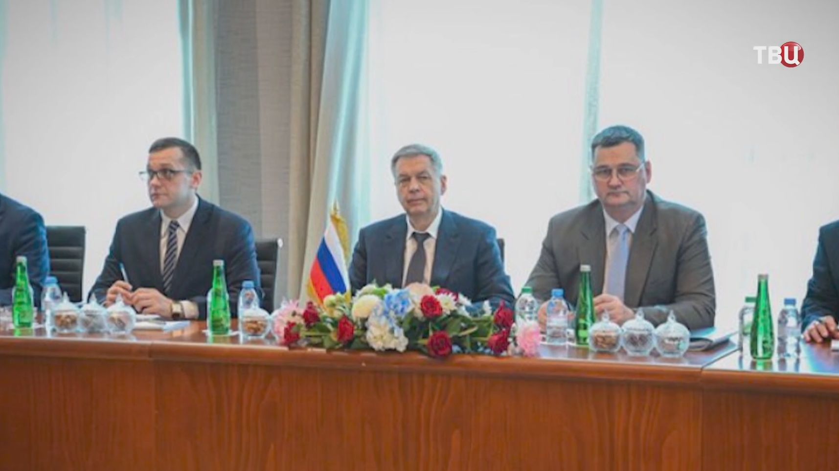 МИД ОАЭ опубликовал фото переговоров России, США и Украины в Абу-Даби смотреть онлайн