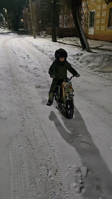 учу сына езде на мотоцыкле .mp4