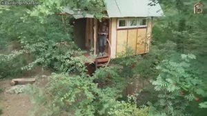 Мужчина построил невероятный деревянный дом на дереве в лесу. От начала до конца. Бушкрафт