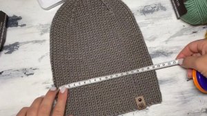 Мастер-класс: модная шапка резинкой 1*1 с вытянутой петлей и с красивой макушкой.