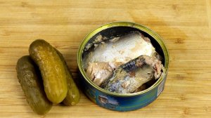 Беру БАНКУ Консервы и солёные огурцы! Готовлю потрясающий салат! Вкусный рецепт из простых продуктов