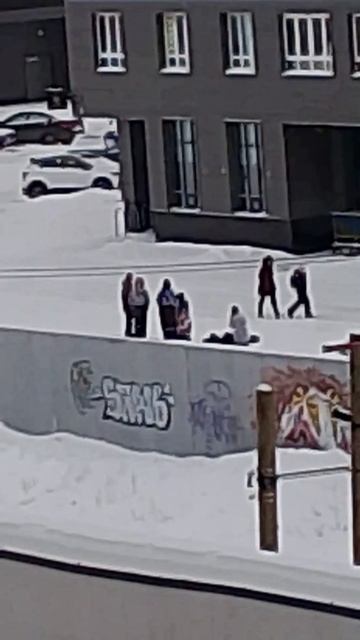 прыгают снег рядом с речкой мой класс правда прыжок