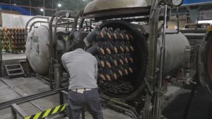 Процесс массового производства ботинок. Каждая пара изготавливается вручную.