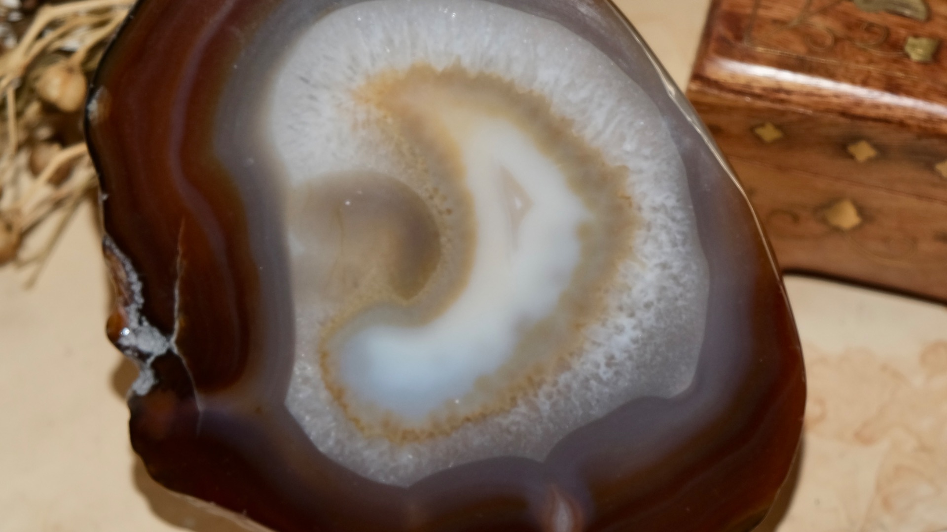 Природный срез агата с рисунком в форме Руны Вуньо