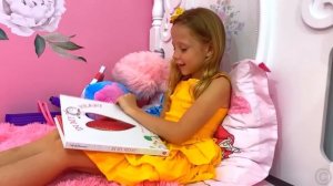 Настя собирается на дискотеку и выбирает духи