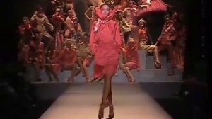 Показ женской коллекции Viktor & Rolf весна-лето 2005