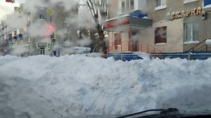 4 февраля 2026. Дороги в Казани до сих пор в декабрьском снегу. Ул. Короленко. Сугробы выше человека