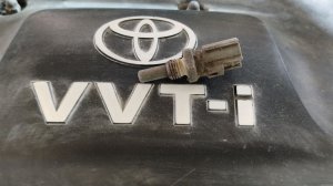 Где находится датчик температуры Toyota Fielder  двигатель 1NZ-FE