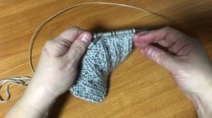 Классный узор спицами для плечевых изделий и головных уборов