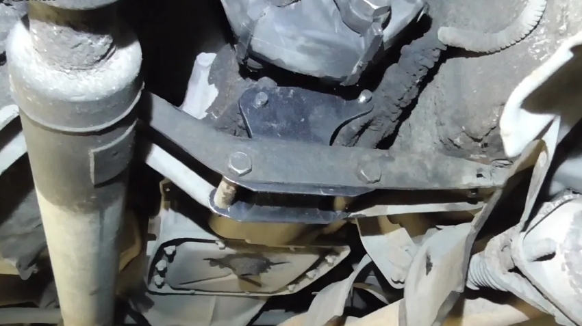 Замена подушки КПП Chevrolet Niva