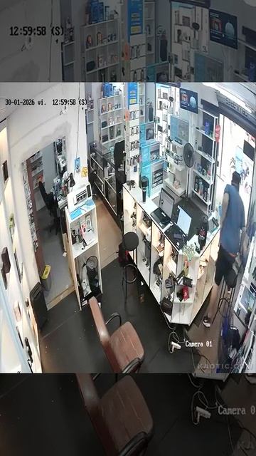 #Парагвай #Ограбление Владелец салона сотовой связи открыл огонь по грабителям застрелив одного смотреть онлайн