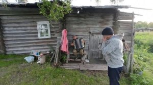 Двое в машине.
На остров в лодке с баяном.