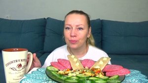 Мукбанг  завтрак доедаю омлет,колбаса, хлебцы и огурцы. Еда вкуснота.