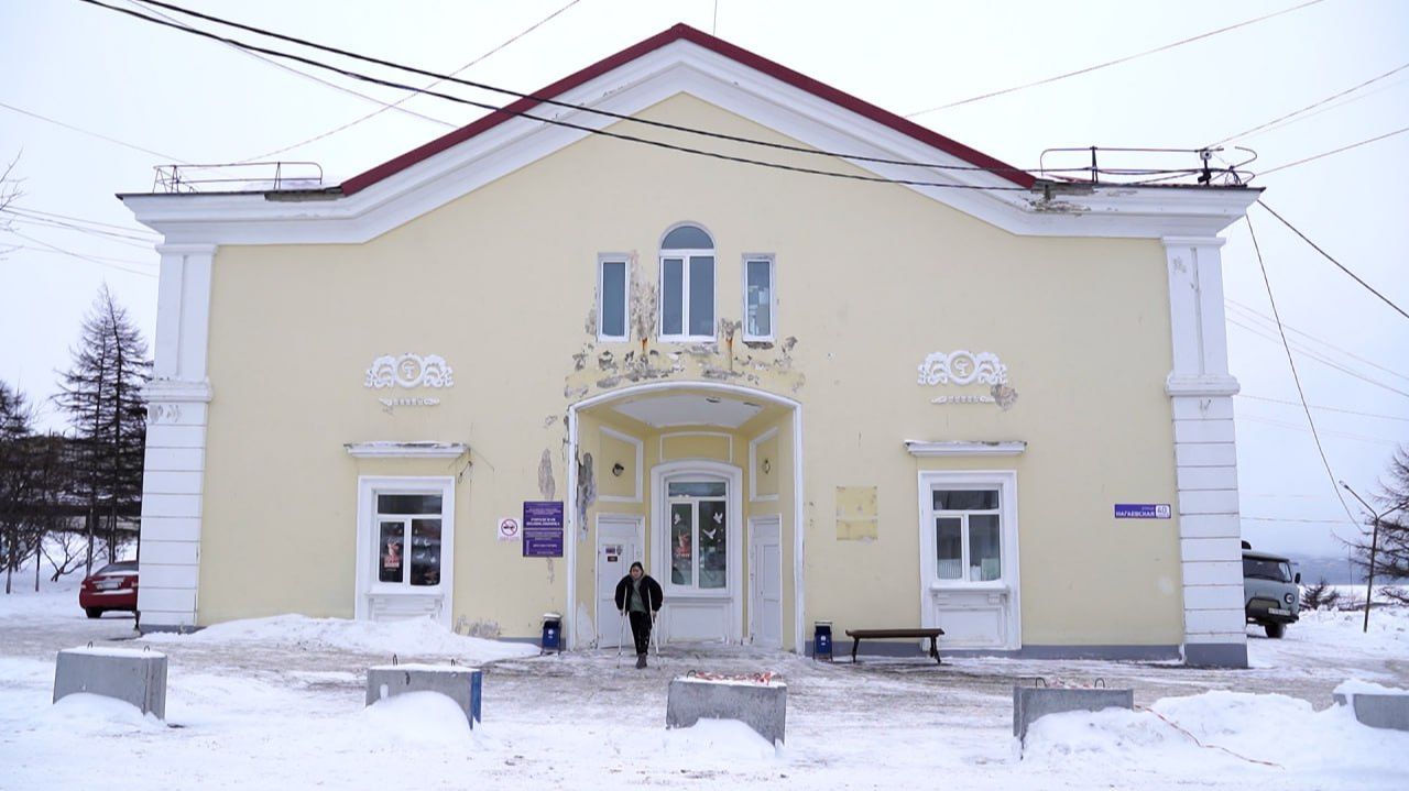 Тьма народу, один врач, закуток с пятью поломанными вешалками вместо гардероба: жалоба на травмпункт смотреть онлайн