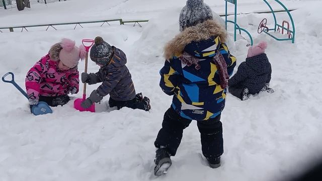 Снежная крепость (воспитатель Трушова Г.М.)