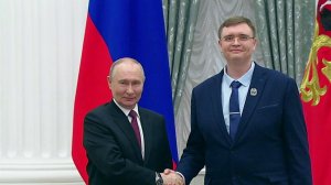 Владимир Путин вручил премии молодым ученым на торжественной церемонии в Кремле.