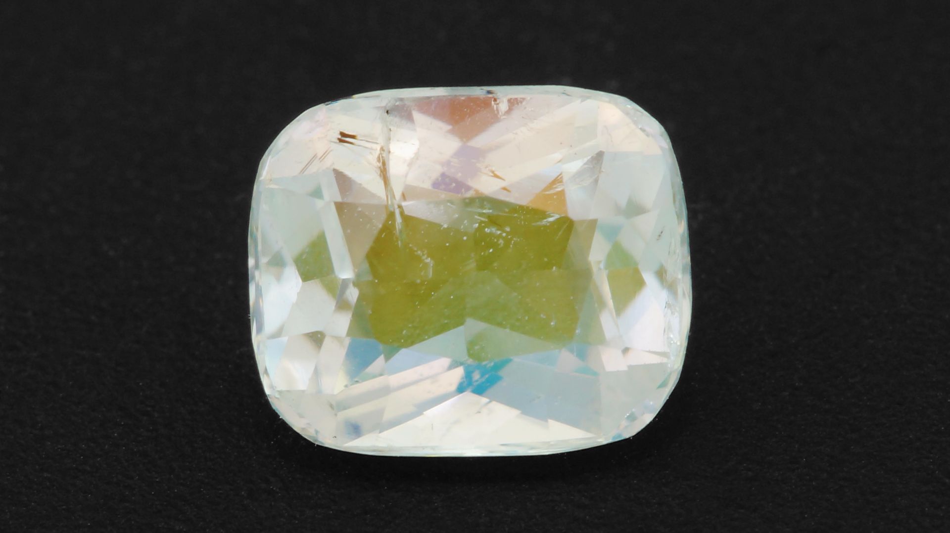 Радужный Лунный камень 1,52 карата смотреть онлайн