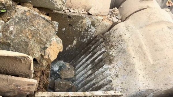 Строительство, дробление щебёнки