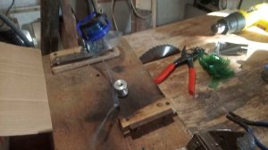 Делаем пластиковые подвязки  и "нити" ( из пластиковых бутылок )