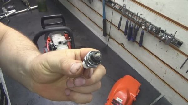 Почему на свече бензотехники,белый нагар? ECHO CS 353 ES