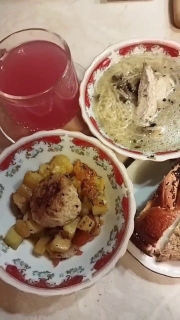 очень вкусные обеды, завтраки, ужины. Готовим сами, кушаем сами.