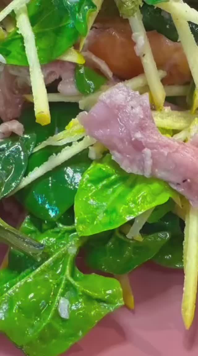 Интересный, полезный и вкусный салат с копченой курицей! смотреть онлайн