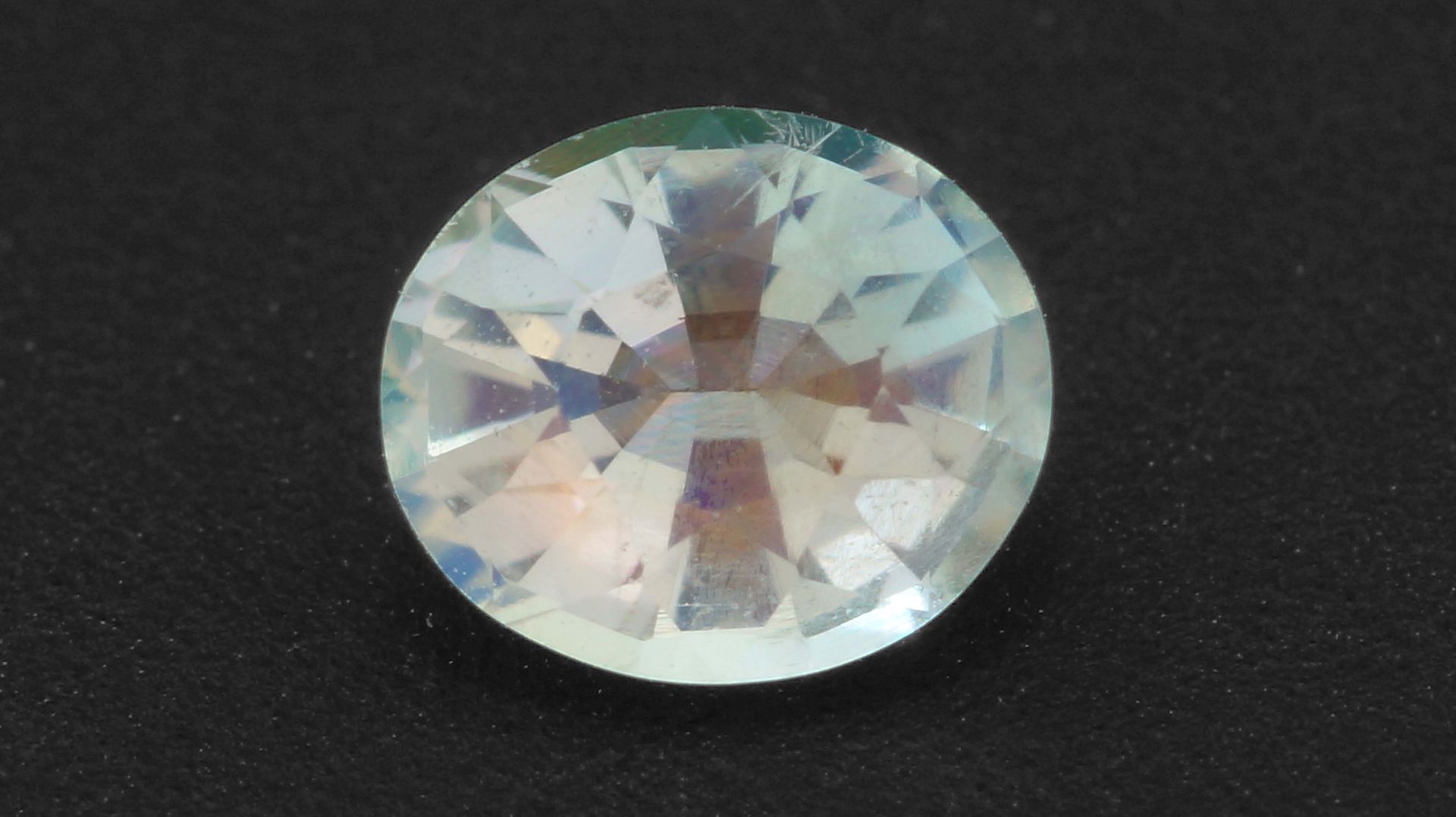 Радужный Лунный камень 0,70 карат смотреть онлайн