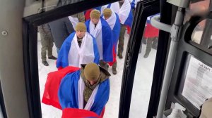 Появились первые кадры возвращения из плена группы бойцов ВС РФ
