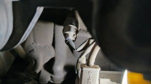 Где находится датчик давления масла Toyota Fielder двигатель 1NZ-FE