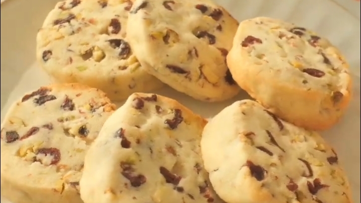 Сегодня на десерт ПЕЧЕНЬЕ с фисташками и клюквой...🍪🌰😋