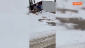 Вода из затопленных высоток парализовала соседние гаражи и дорогу