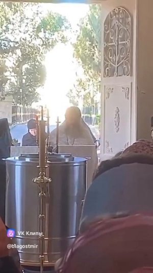 На заднем плане прошёл ангел,  или кто-то из Святых.Смотреть до конца.