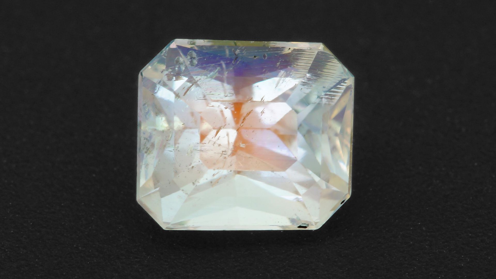 Радужный Лунный камень 1,77 карат смотреть онлайн