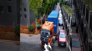 Водителю грузовика пришлось изрядно покрутить рулем, чтобы проехать в этом узком месте.