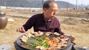 Жареная свиная грудинка приготовленная на огне Мукбанг