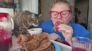 МУКБАНГ ЖРЁМ С КУЗЕЙ БЛИНЧИКИ С ТВОРОГОМ