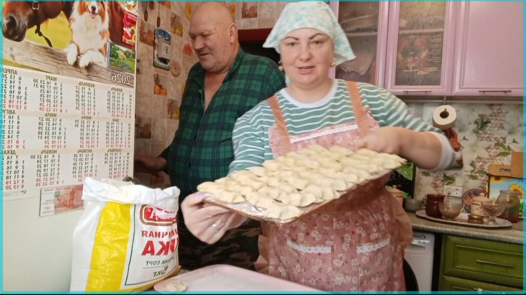 РАБОТАЮ НА ТРЁХ РАБОТАХ, ЛЕПЛЮ ВАРЕНИКИ смотреть онлайн