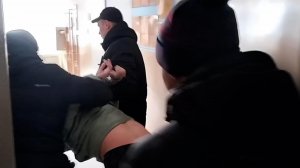 Появились кадры с напавшим на детсад в Оренбургской области мужчиной