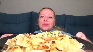 Мукбанг вареники с картошкой и жареным луком, салат капустно-огуречный. Еда вкуснота.