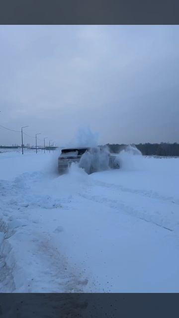 Мощно валит по глубокому снегу BYD Denza N9. Крузак с лопатой нервно курит в сугробе.. смотреть онлайн