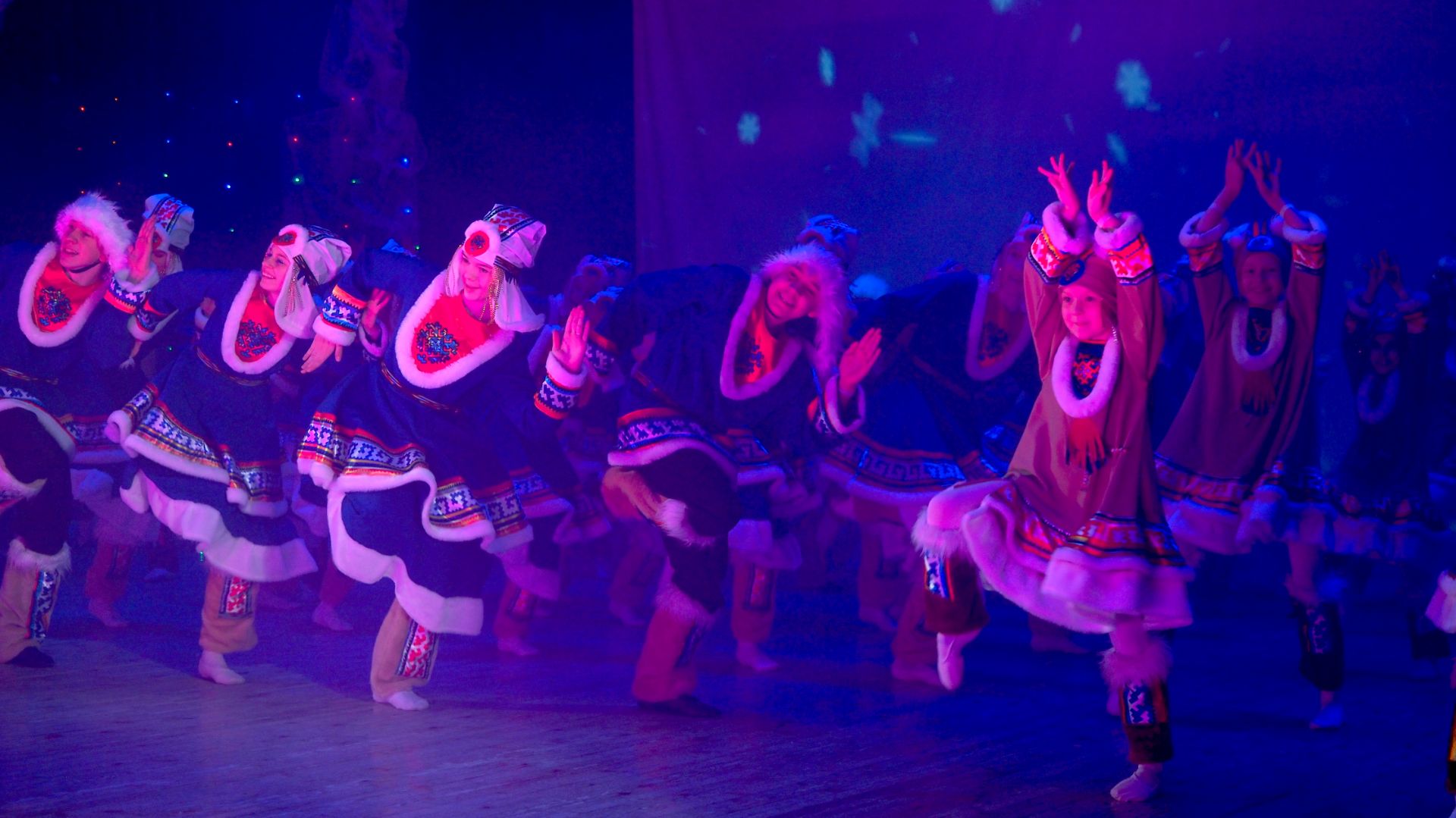 Увезу тебя я в тундру! Зажигательный танец с северным сиянием! смотреть онлайн